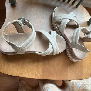 Vionic Reyna Leather Flatform Sandals Beige Cream Adjustable Straps - Size 8